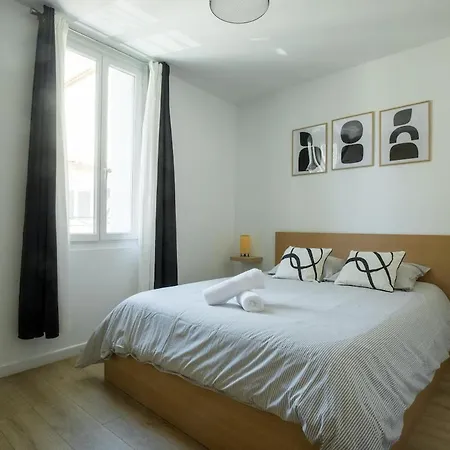 Centre - Parking - Place Du Peyrou - Tram A 2 Min * מונפלייה